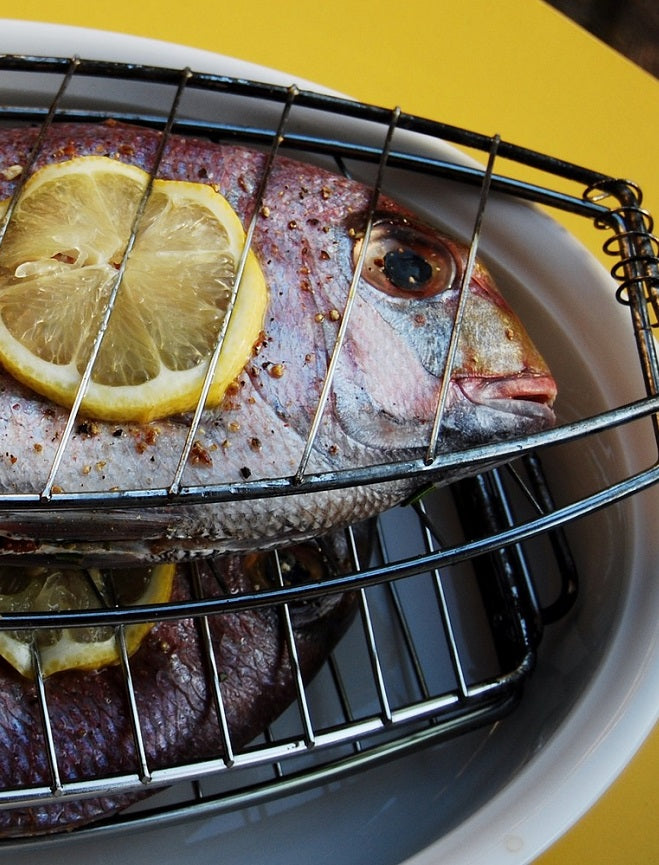 Sea bream with lemon flavored with EVOO and paprika
