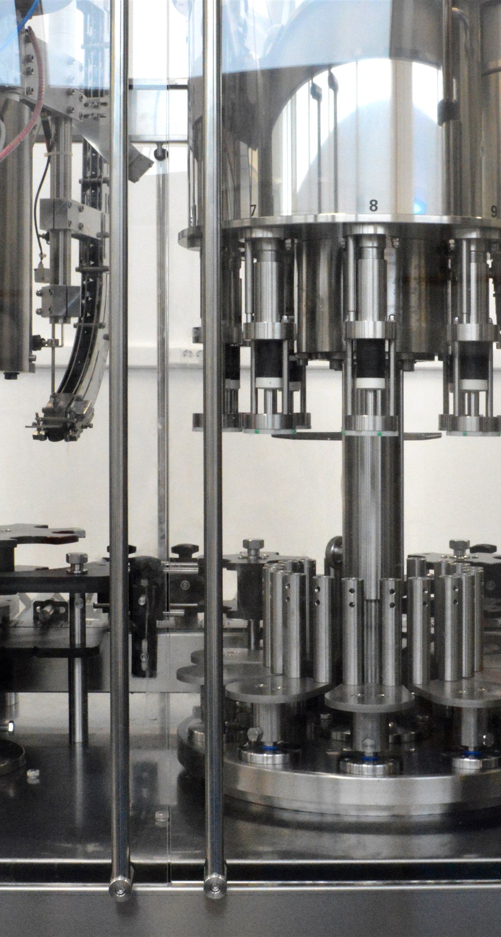 Utrustning för fyllning av olivolja vid KORVEL:s produktionsanläggning